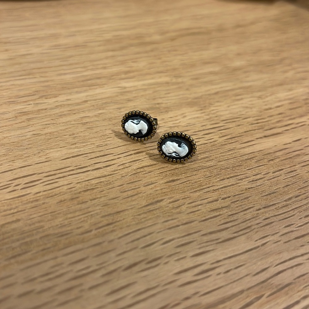 Cameo Earring